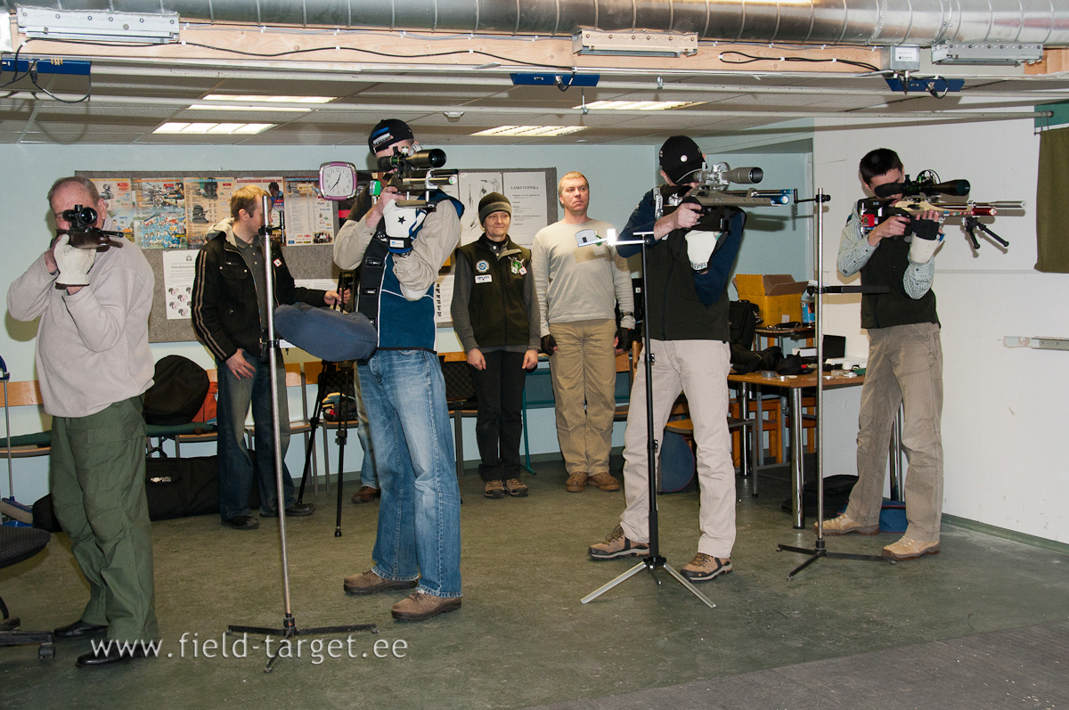 Kaidu, paremalt teine, kasutab püssi laadimiselt statiivi tuge